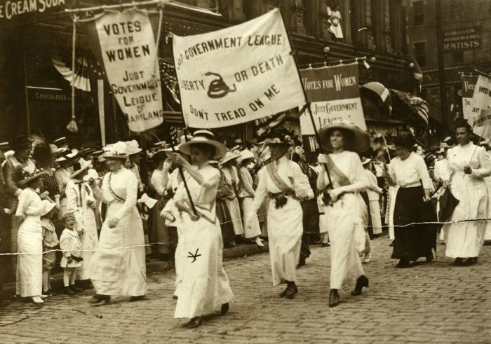 چۆن چەند ڕاپەڕینی ژنان مێژووی گۆڕی؟